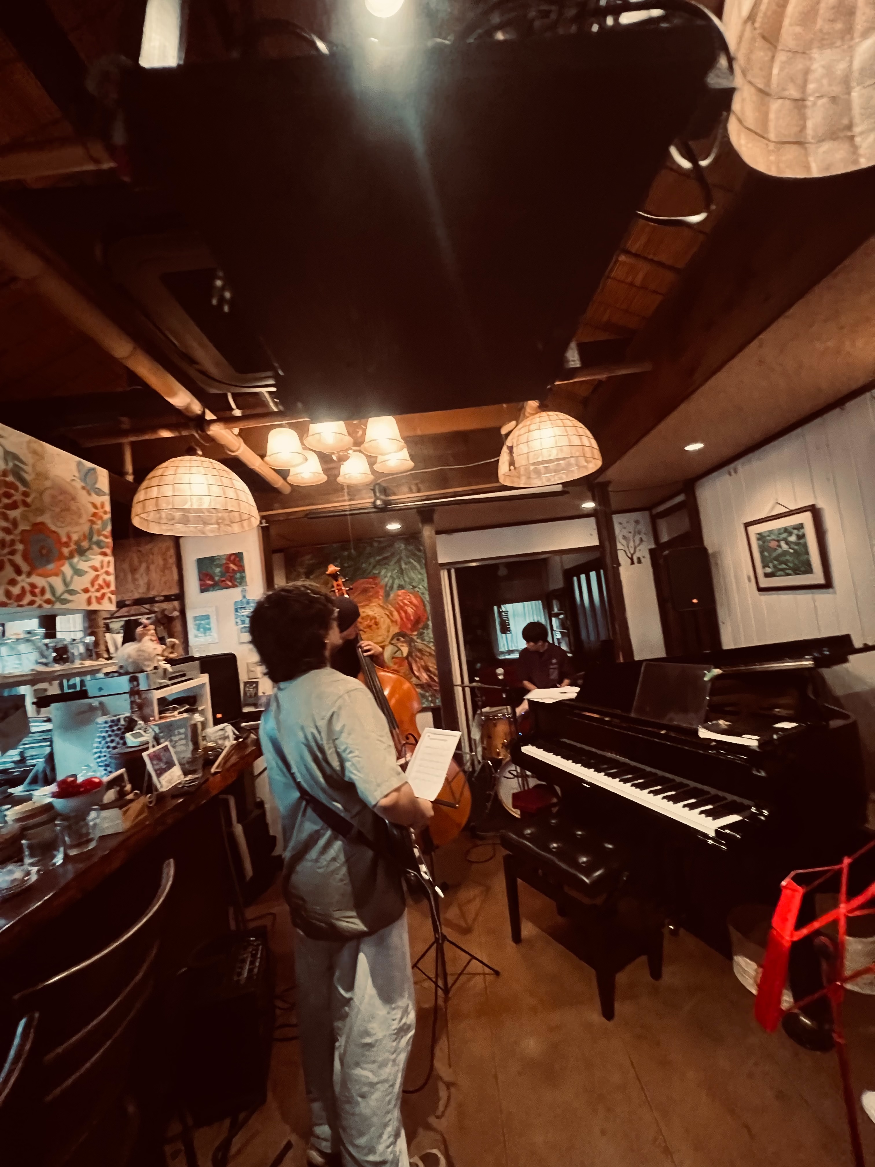 グランドピアノを囲むライブ演奏