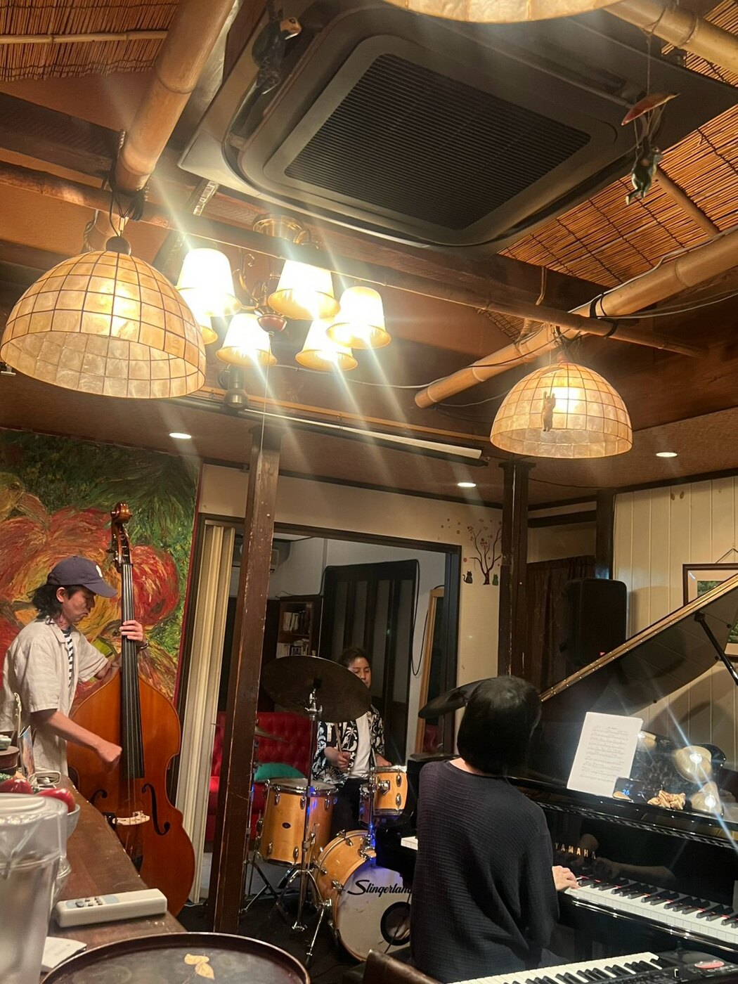 グランドピアノを中心にしたライブ演奏